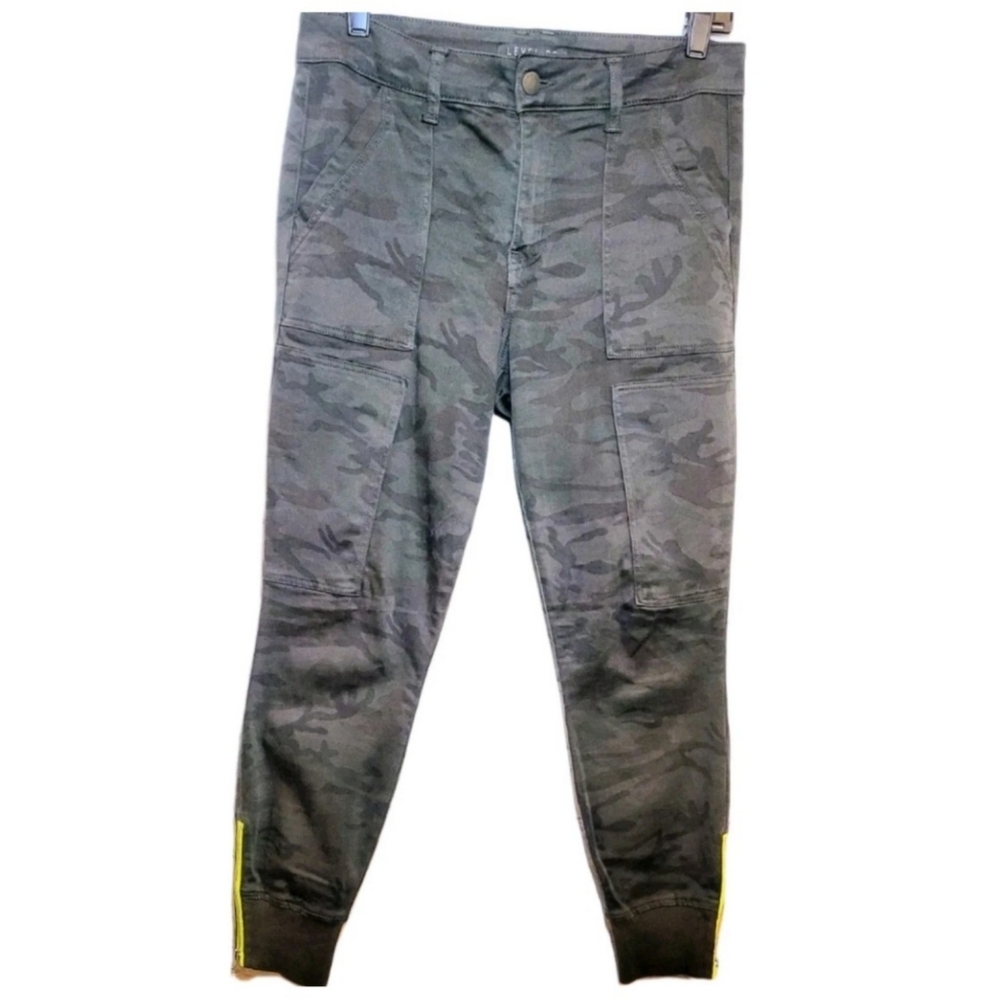LEVEL 99 Camo Cargo Style Pants Size 28 Pockets Ankle Zip Classic Skatergirl